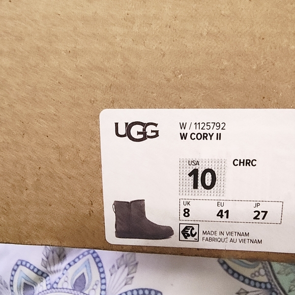UGG Boots - Picture 3 of 7